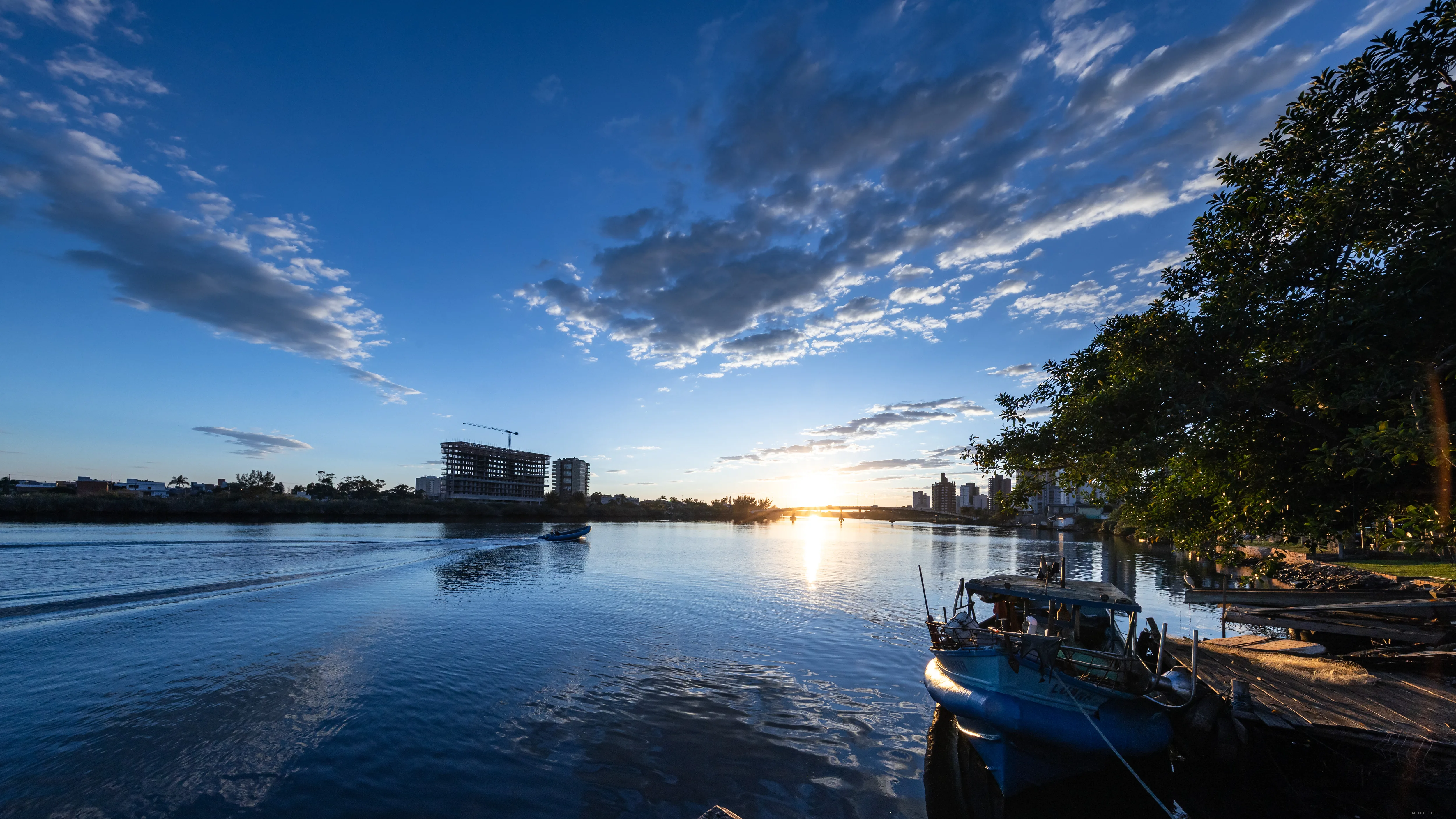 Barco no rio dourado