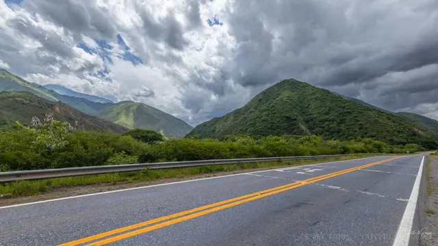 Morros verdes na estrada