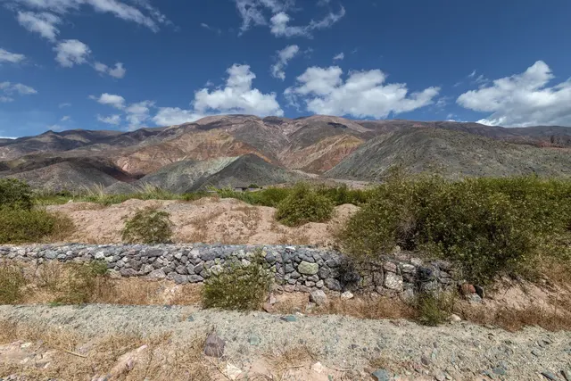 Muro baixo diante da serra