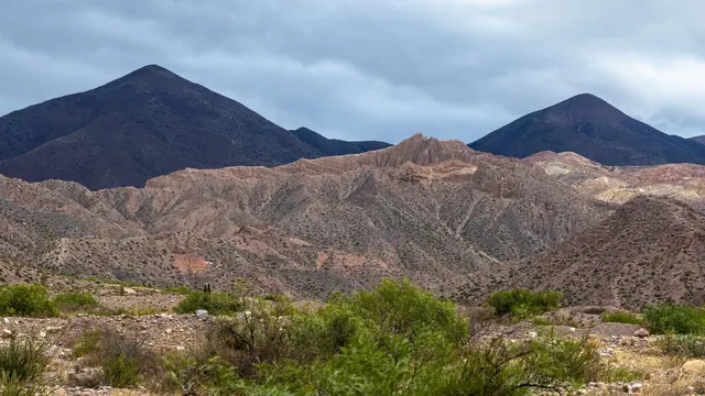 Picos escuros em cone