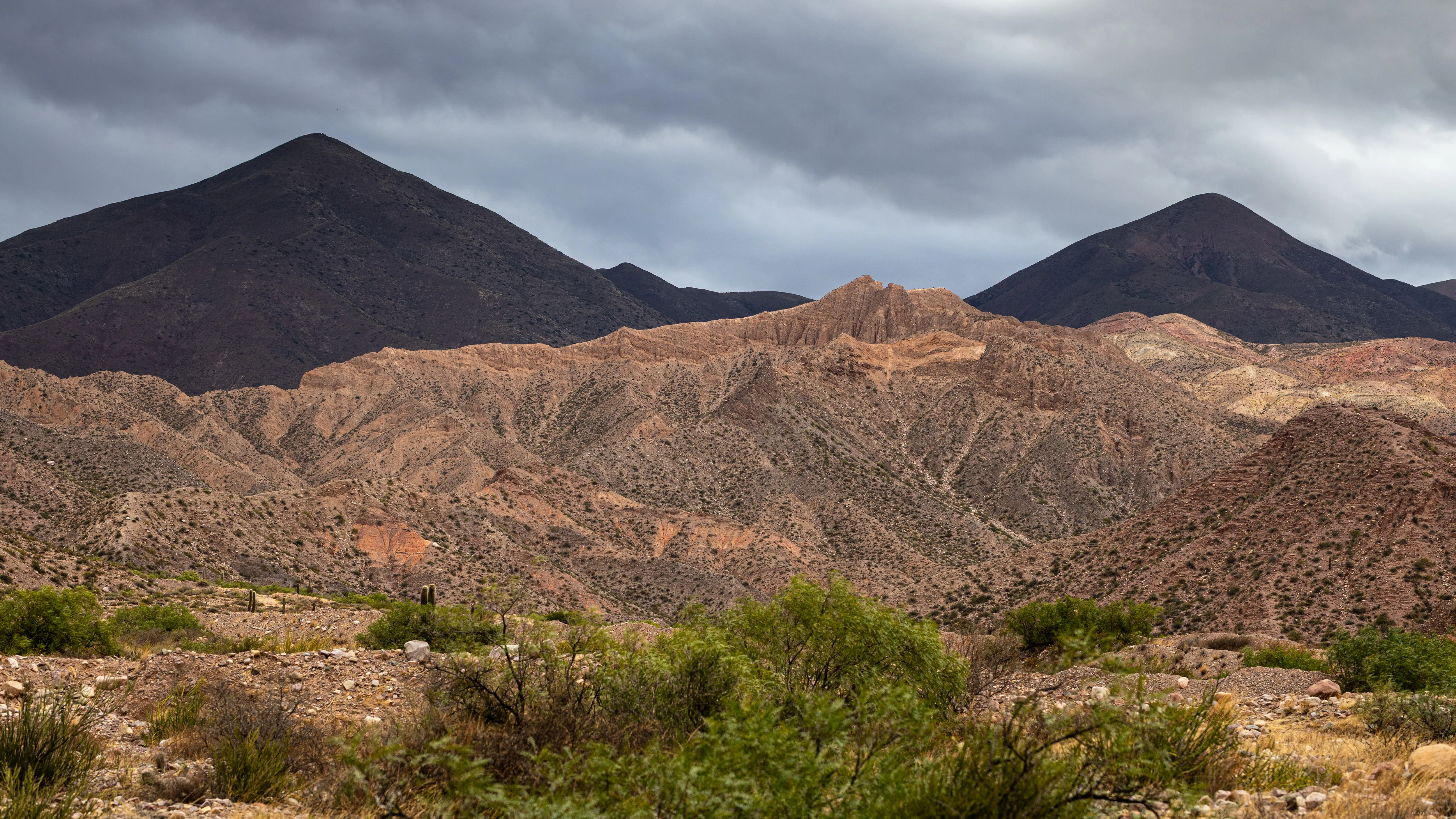 Picos escuros em cone