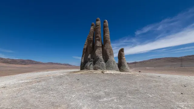 Mão que sai da areia
