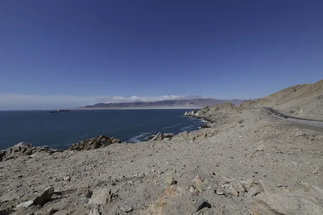 Estrada sobre o mar azul