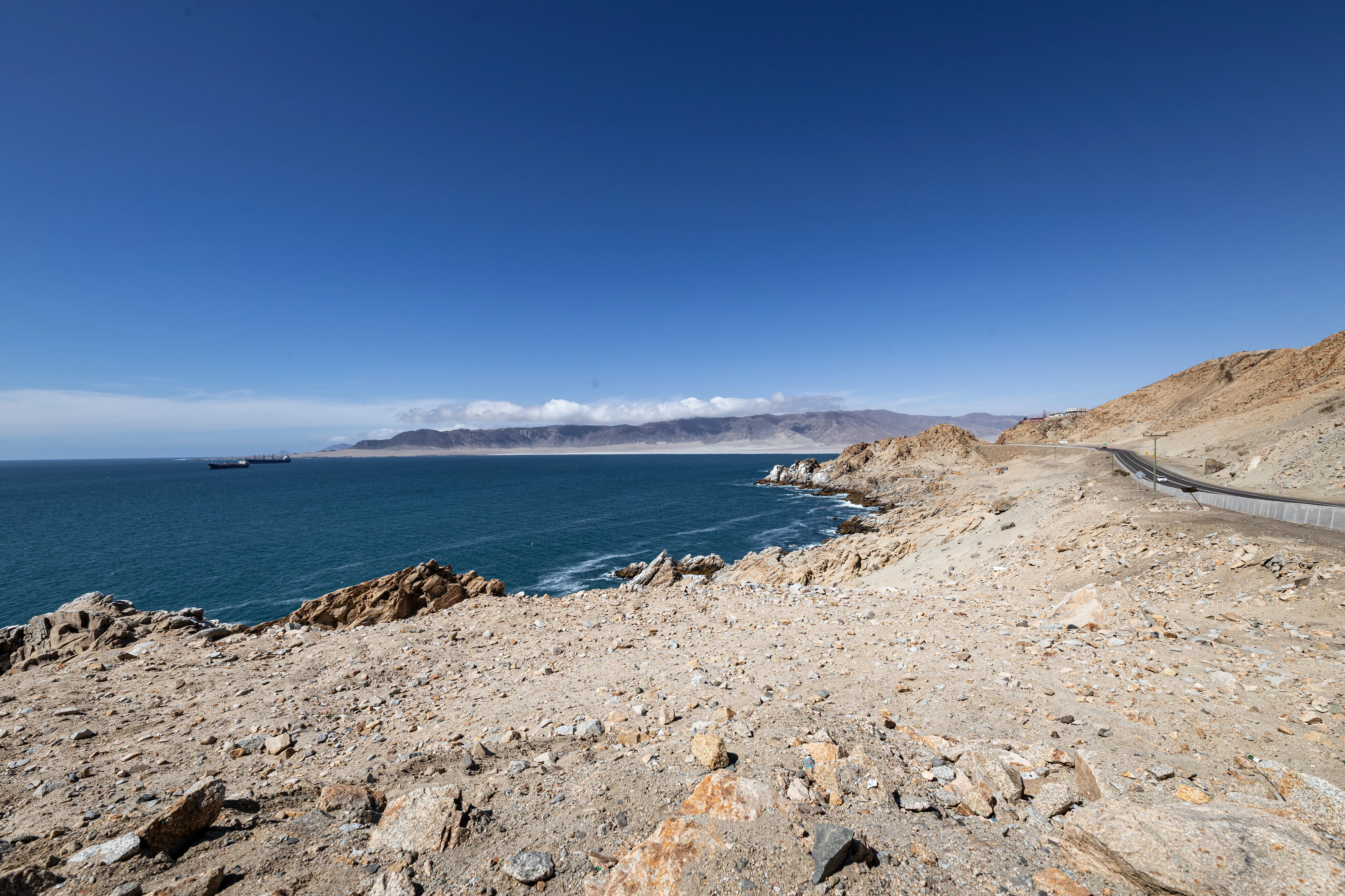 Estrada sobre o mar azul