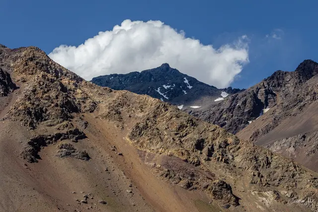 Encosta ocre e pico nevado
