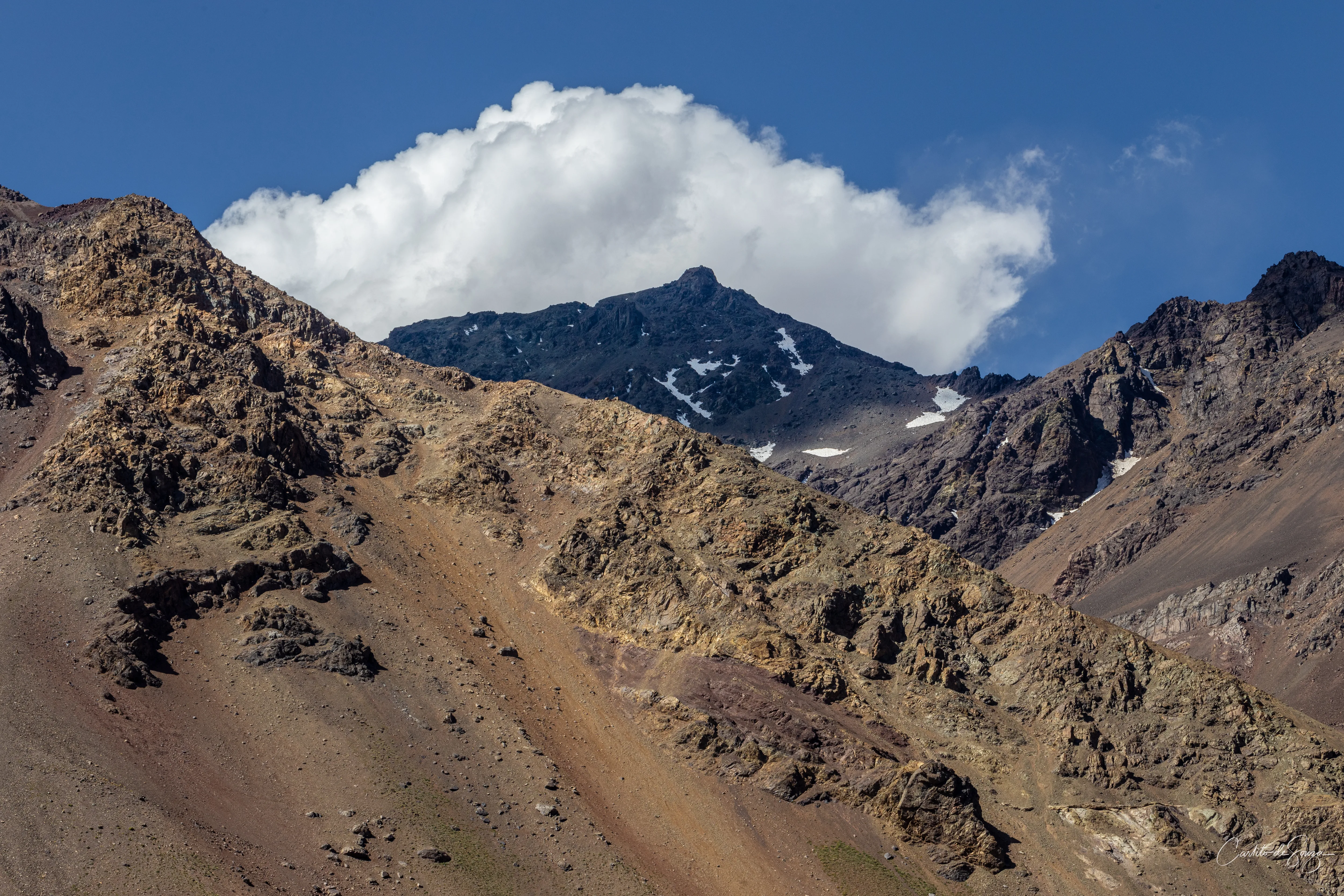 Encosta ocre e pico nevado