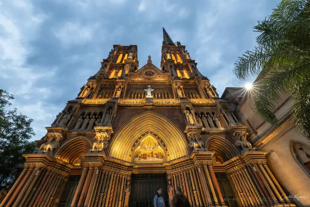 Gótico dourado na hora azul