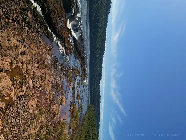 Leito de pedra e queda