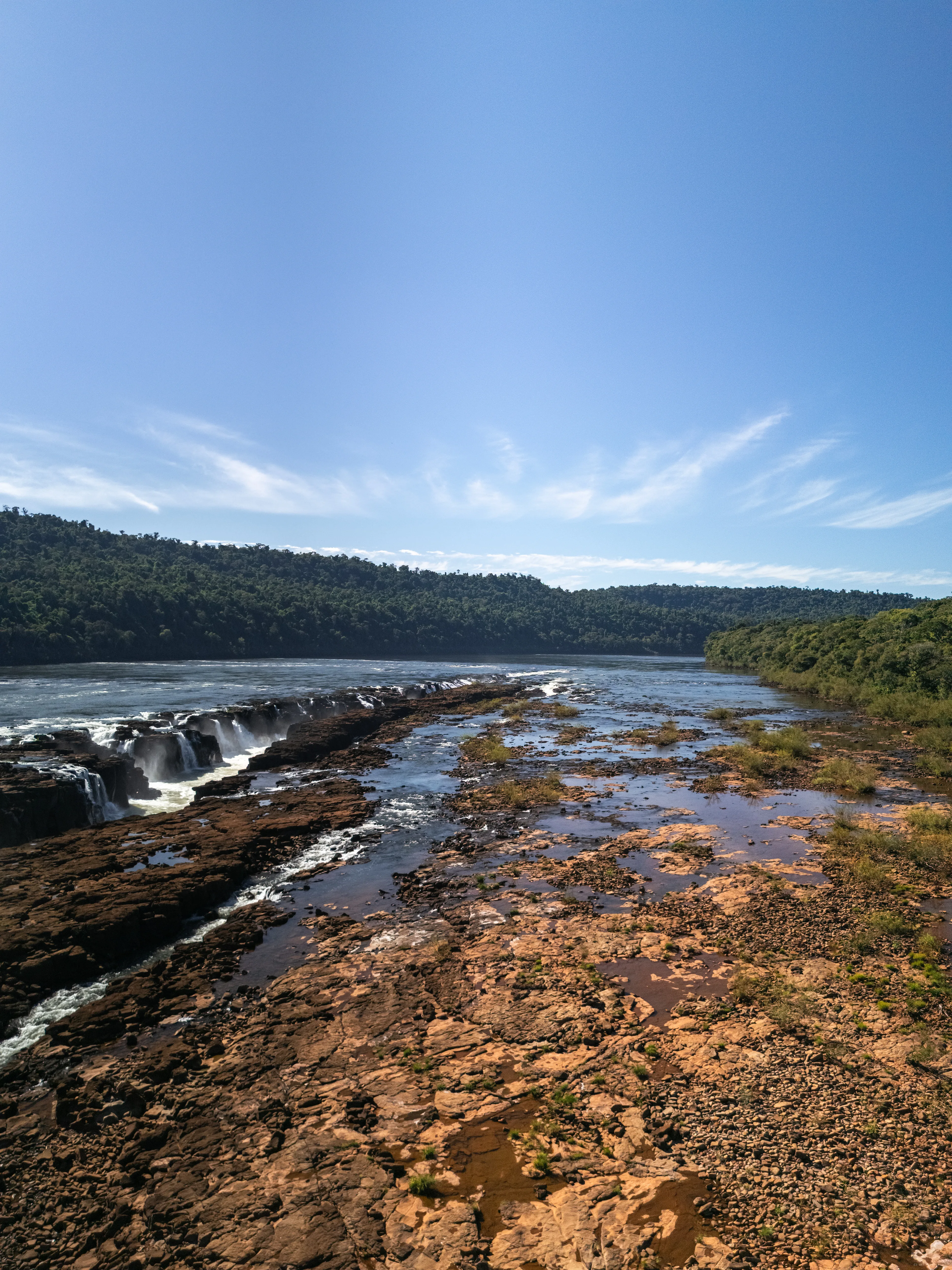 Leito de pedra e queda