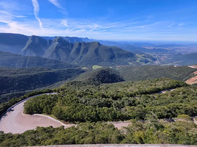 Rio sinuoso no vale