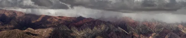 Panorama sob teto de nuvens