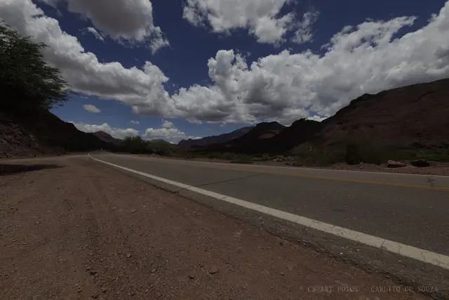 Nuvens altas na estrada
