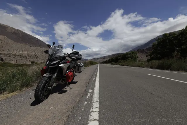 Moto junto à faixa branca