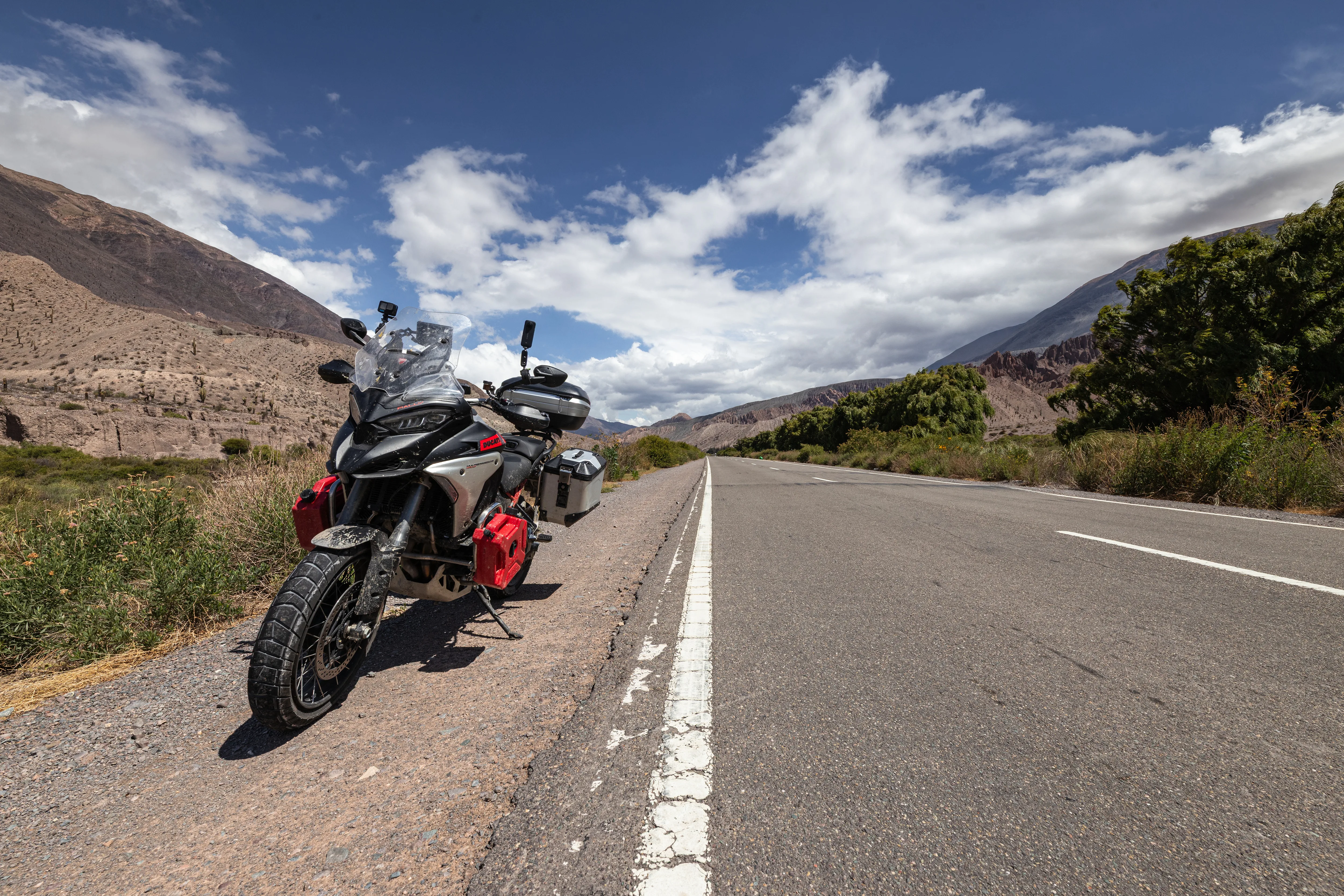 Moto junto à faixa branca