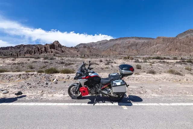 Moto diante da pedra erodida