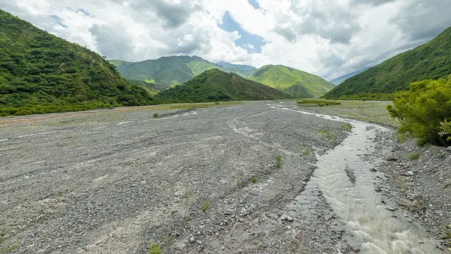 Cascalho entre montanhas verdes