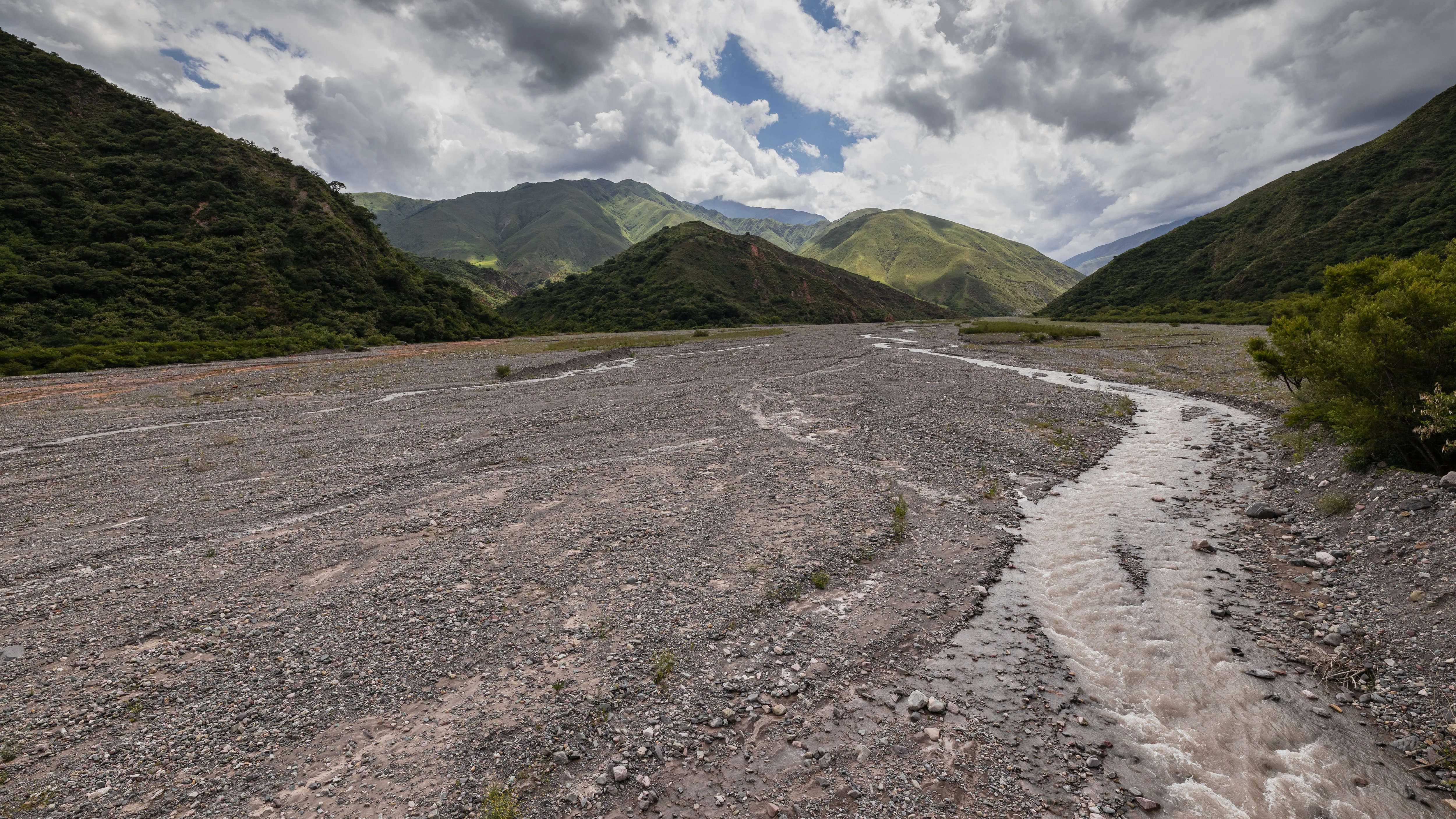 Cascalho entre montanhas verdes