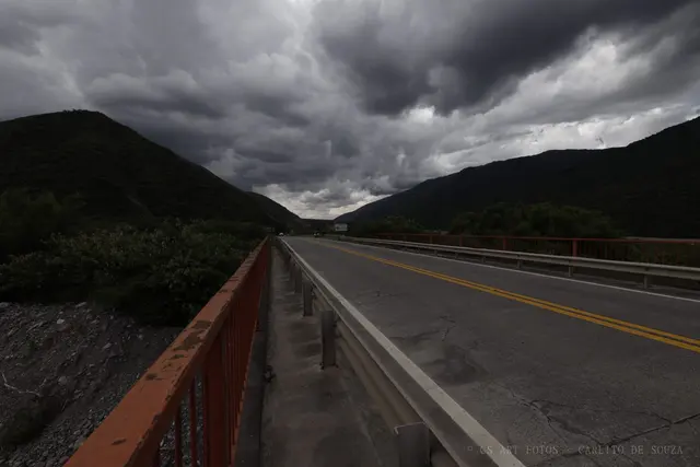 Ponte sob céu de tempestade