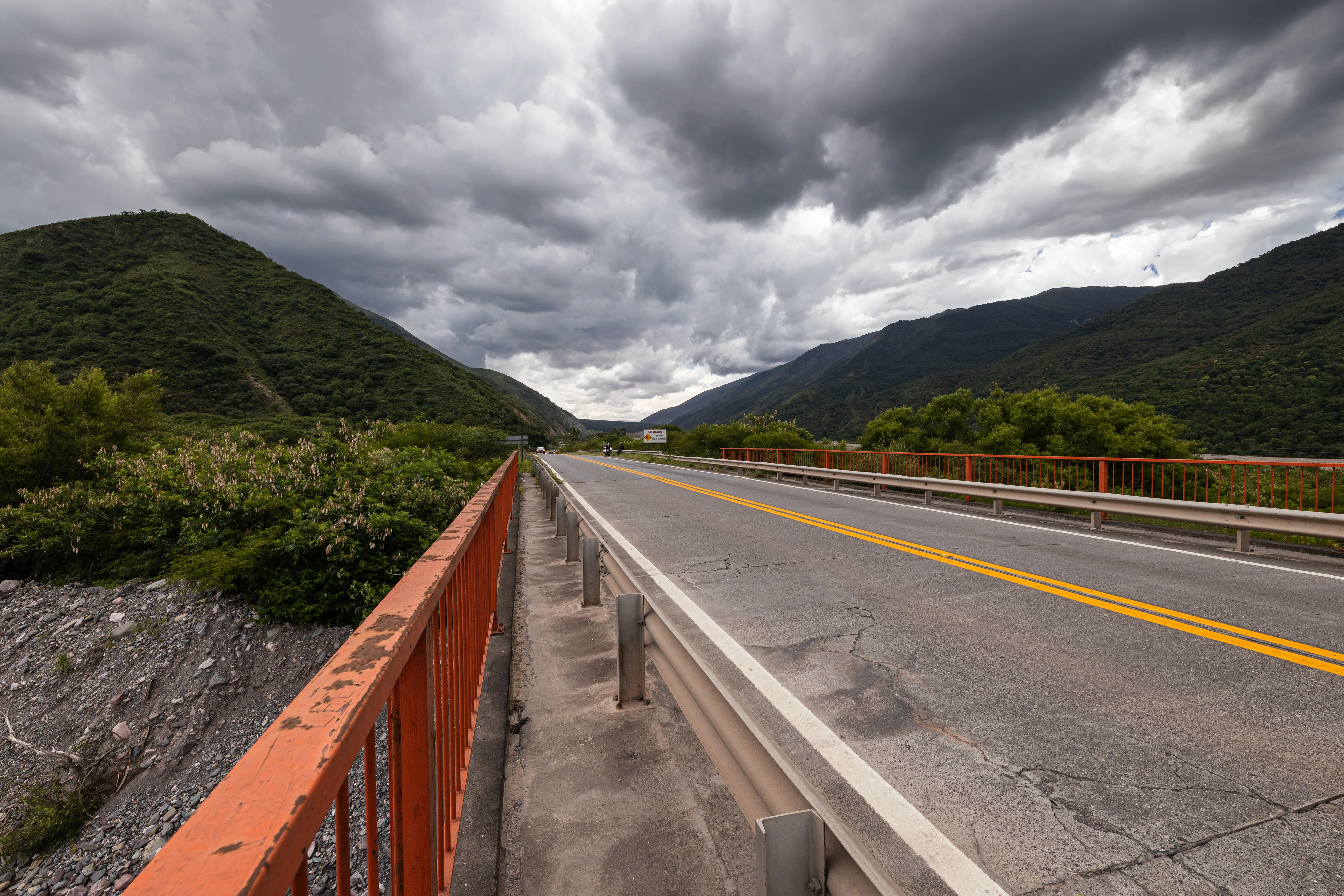 Ponte sob céu de tempestade