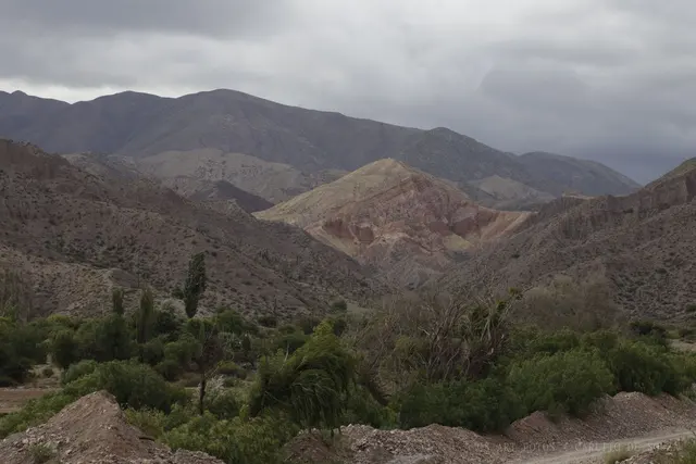 Cerro vermelho escondido