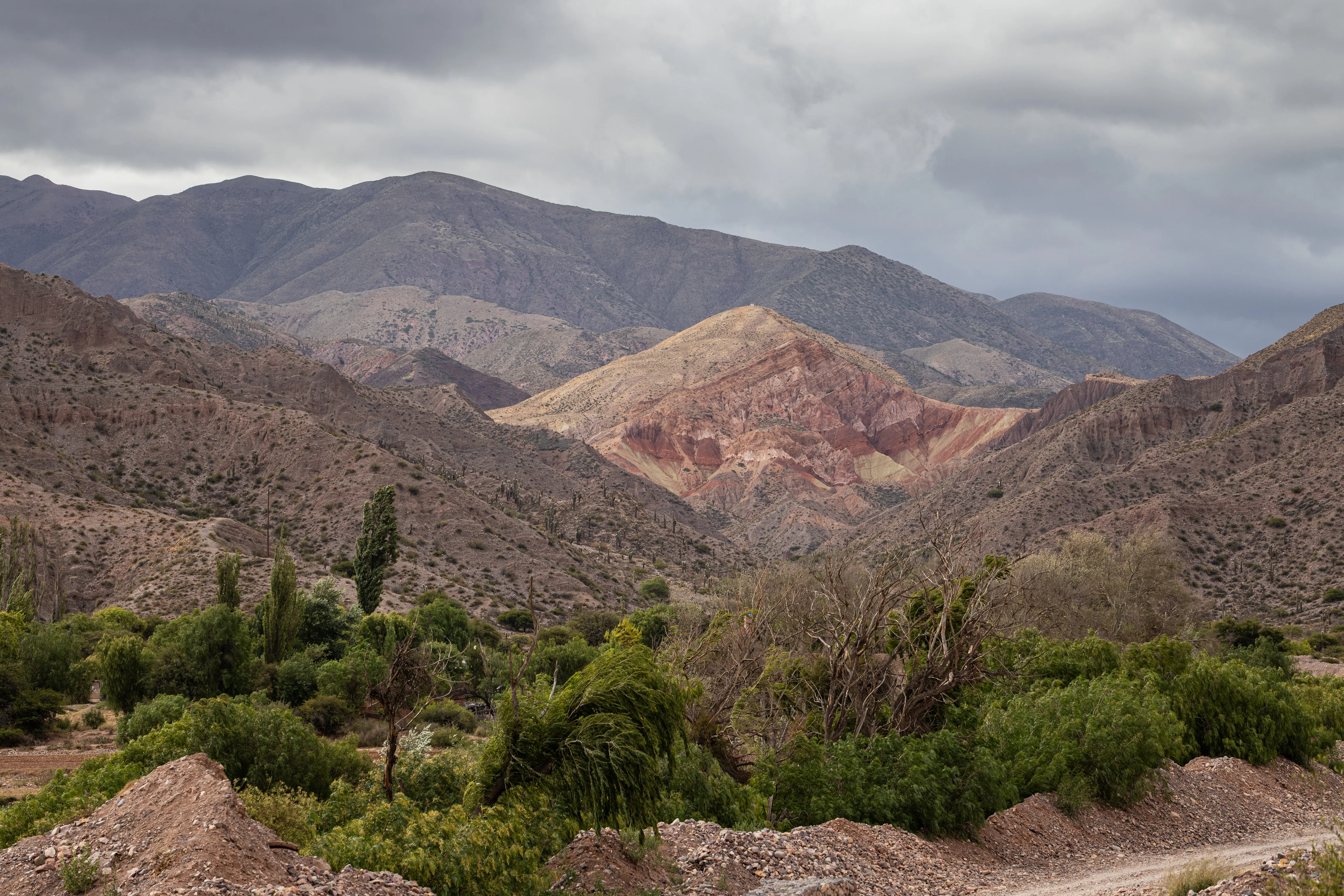 Cerro vermelho escondido