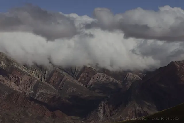 Nuvens rasgadas sobre as dobras