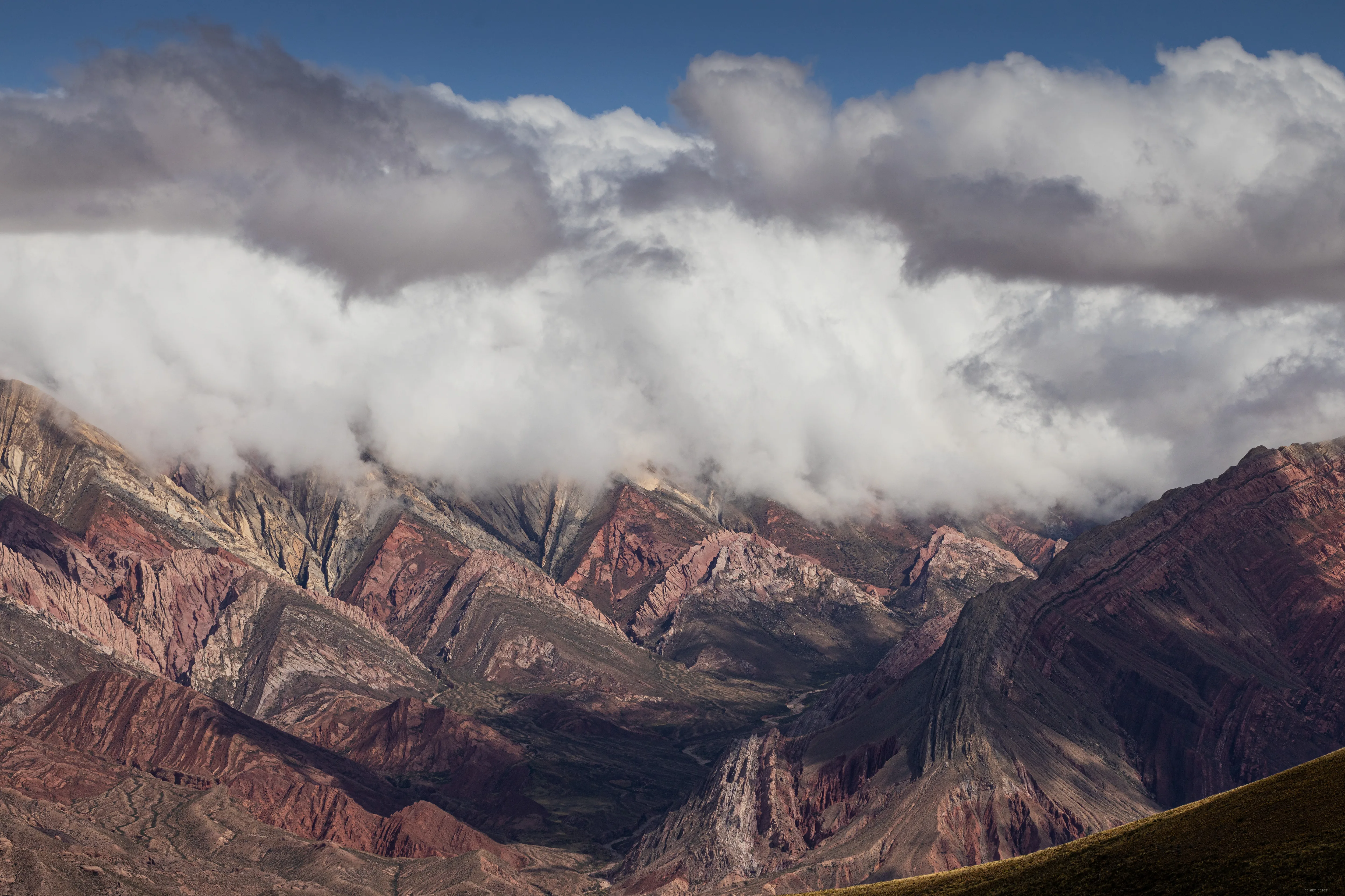 Nuvens rasgadas sobre as dobras