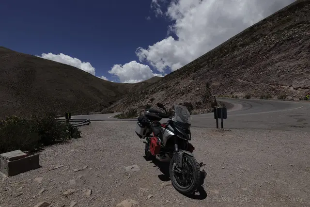 Moto no alto da curva