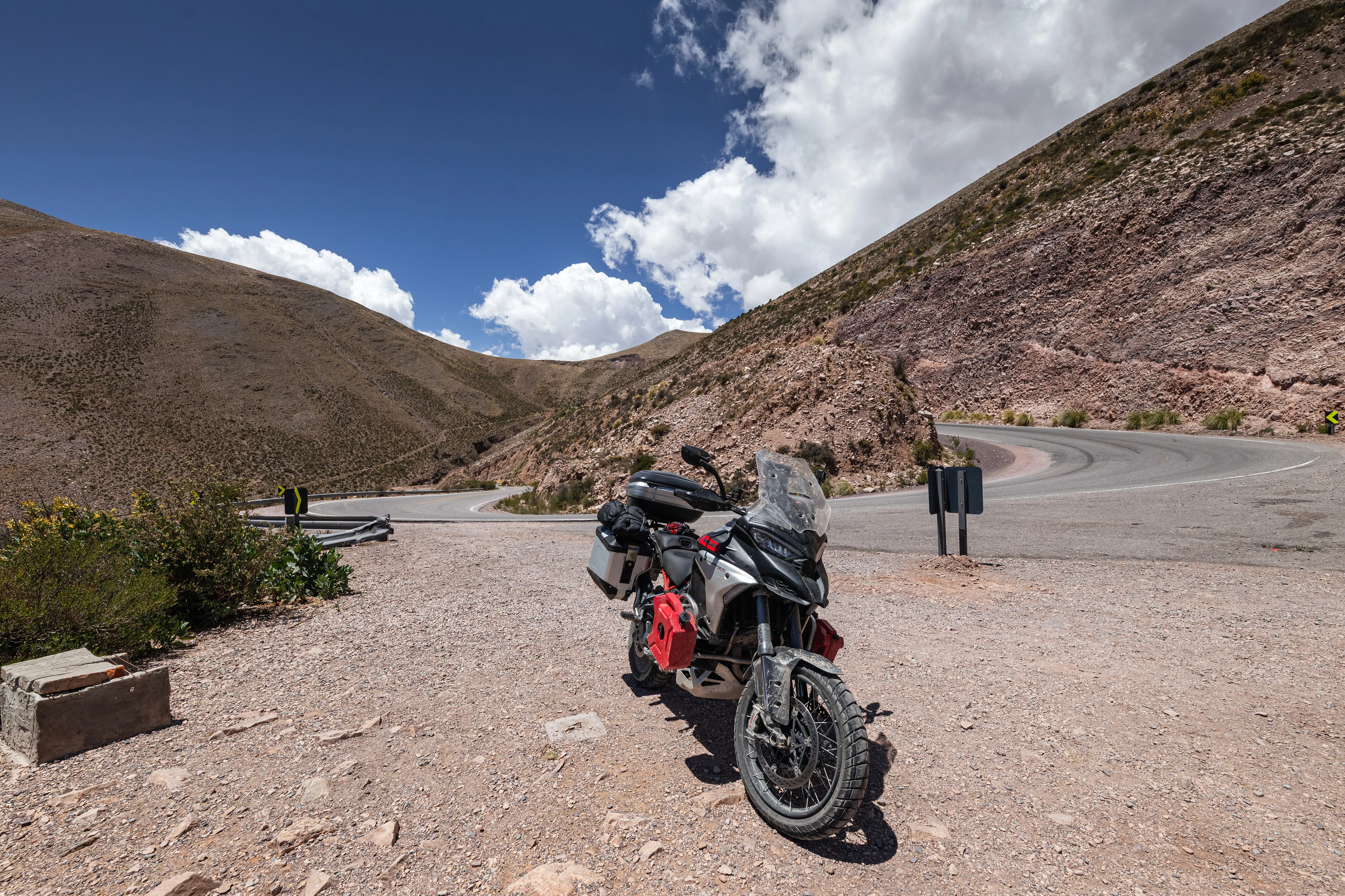 Moto no alto da curva