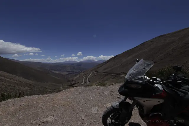 A descida vista da moto