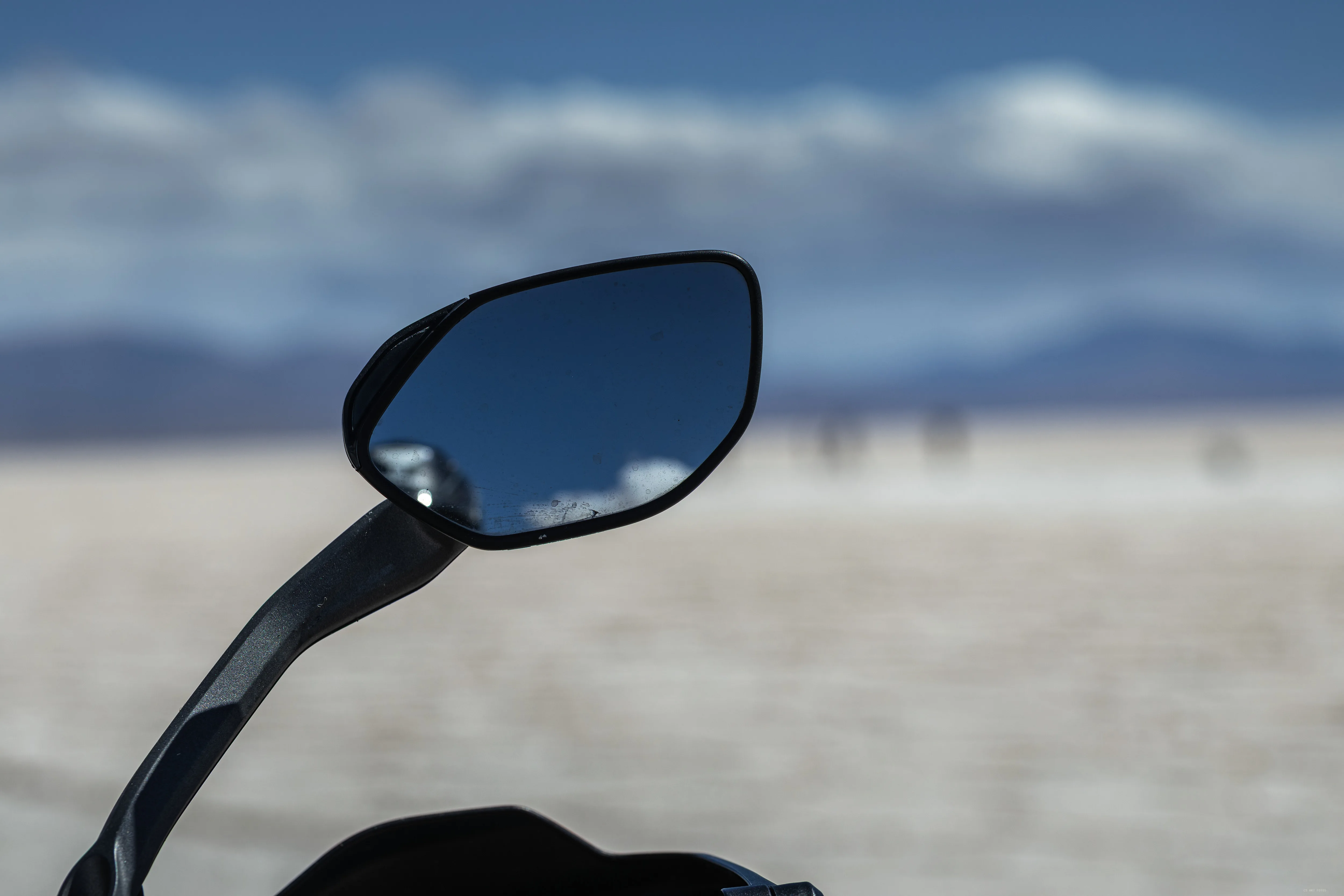 O céu no retrovisor