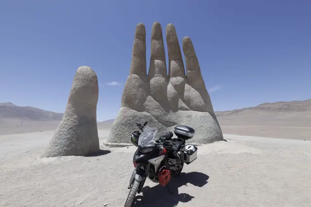 Moto diante da mão
