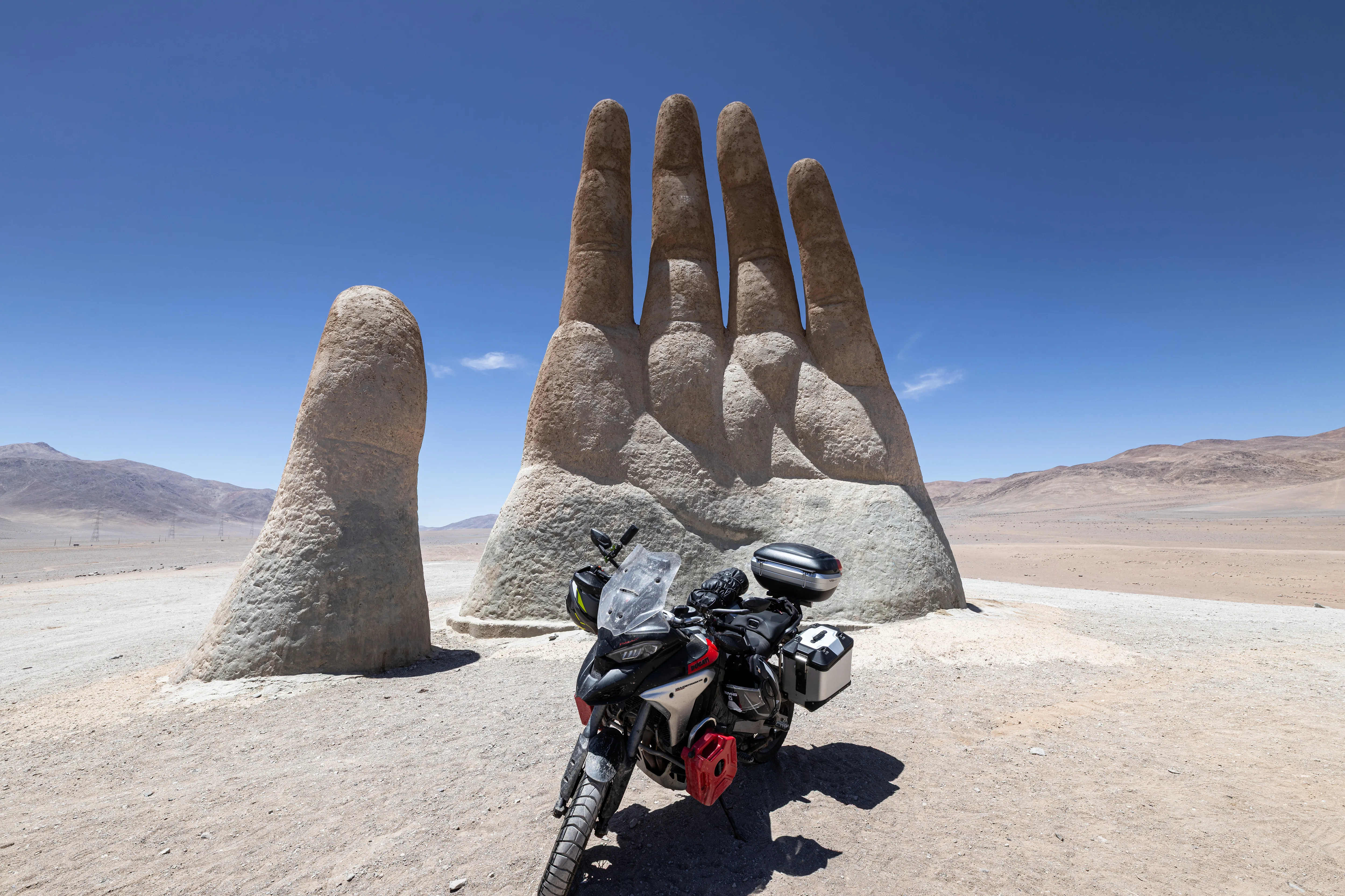 Moto diante da mão