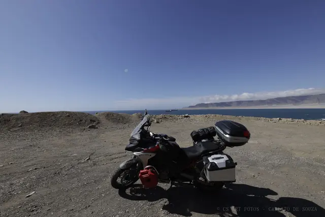 Moto acima do oceano