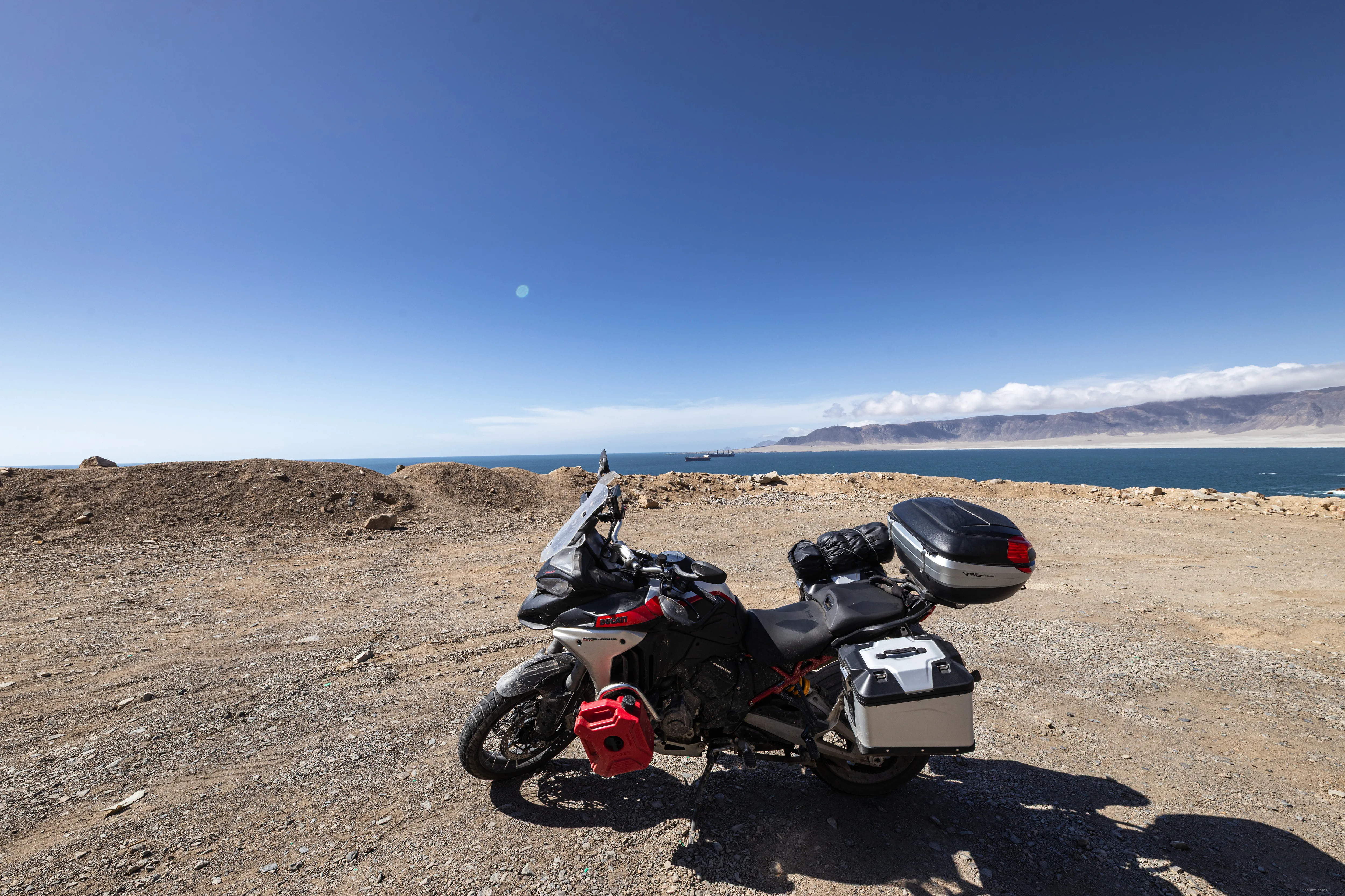 Moto acima do oceano