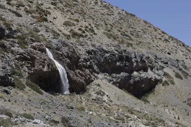 Cascata fina na encosta