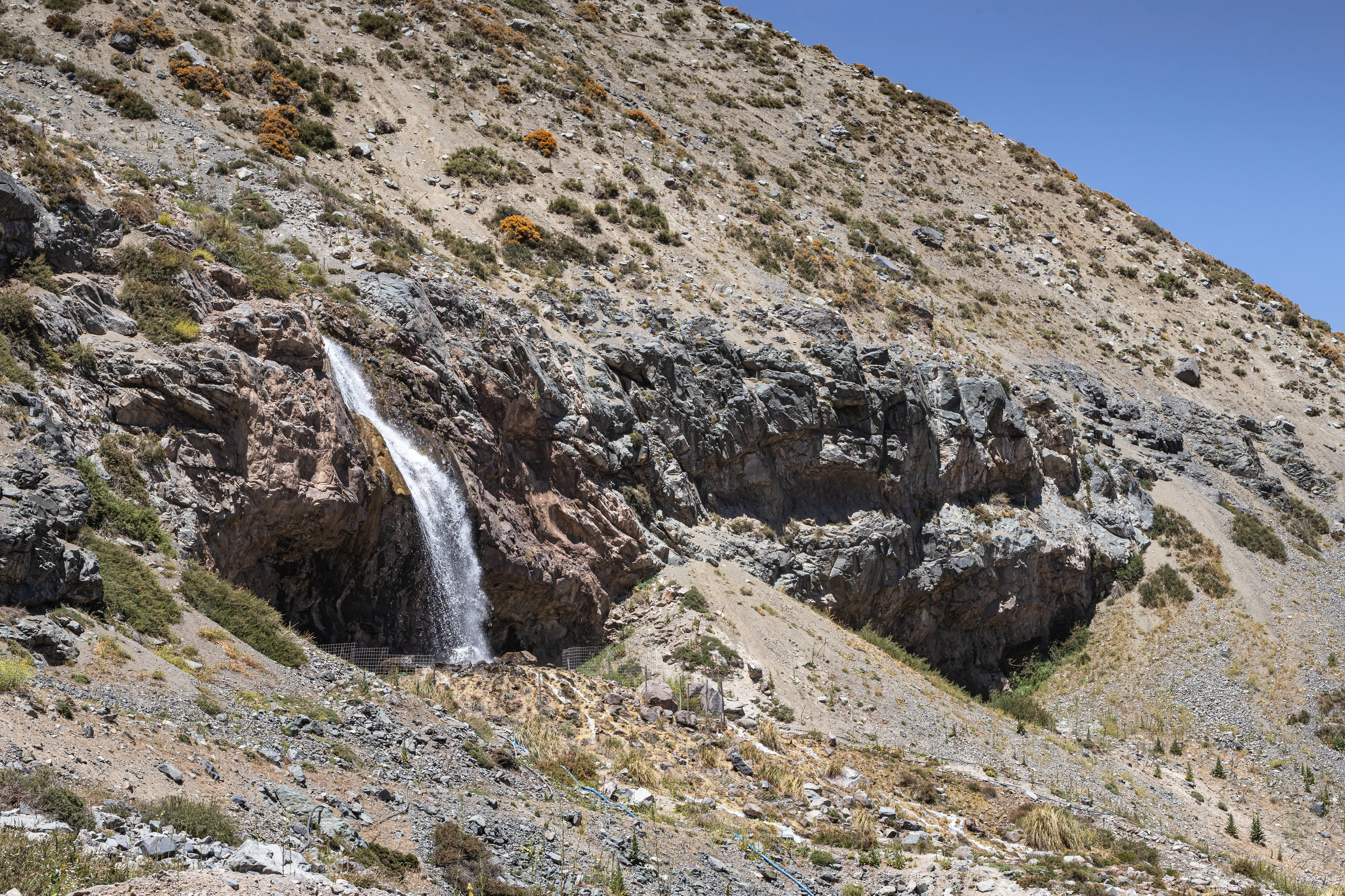 Cascata fina na encosta