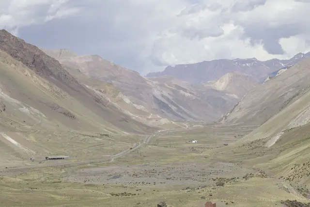 Vale amplo e estrada fina
