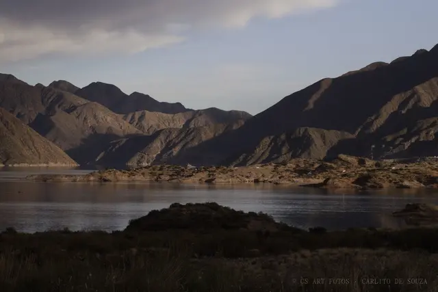 Represa ao crepúsculo