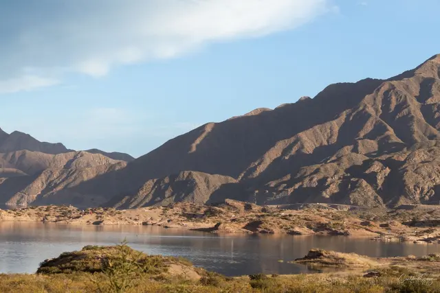 Luz rasante na represa