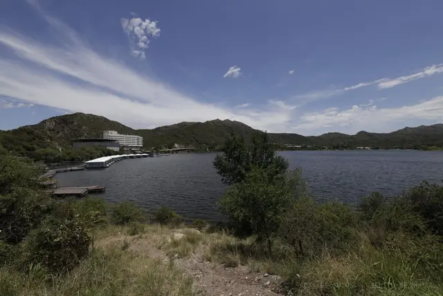Cirros sobre a represa