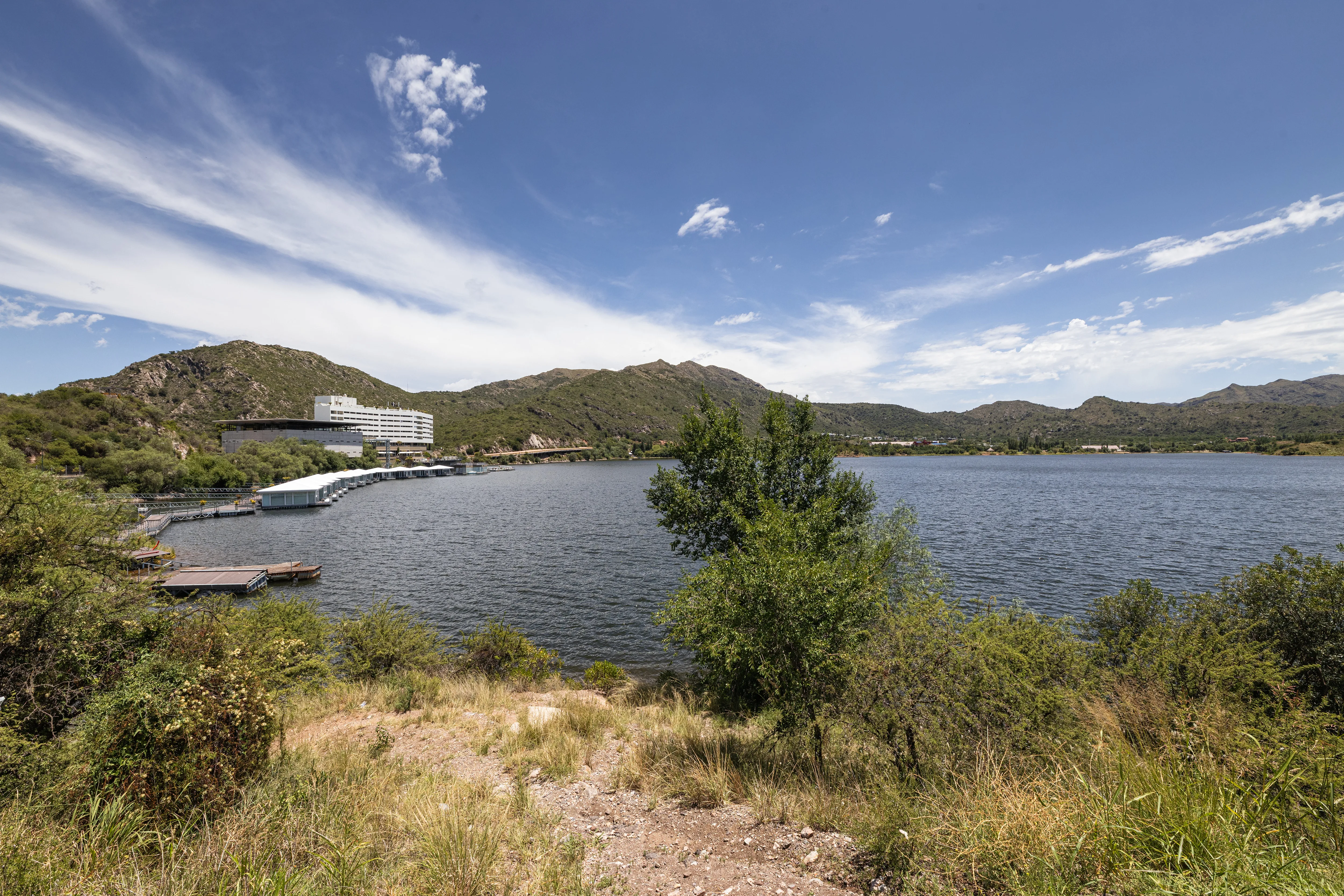 Cirros sobre a represa