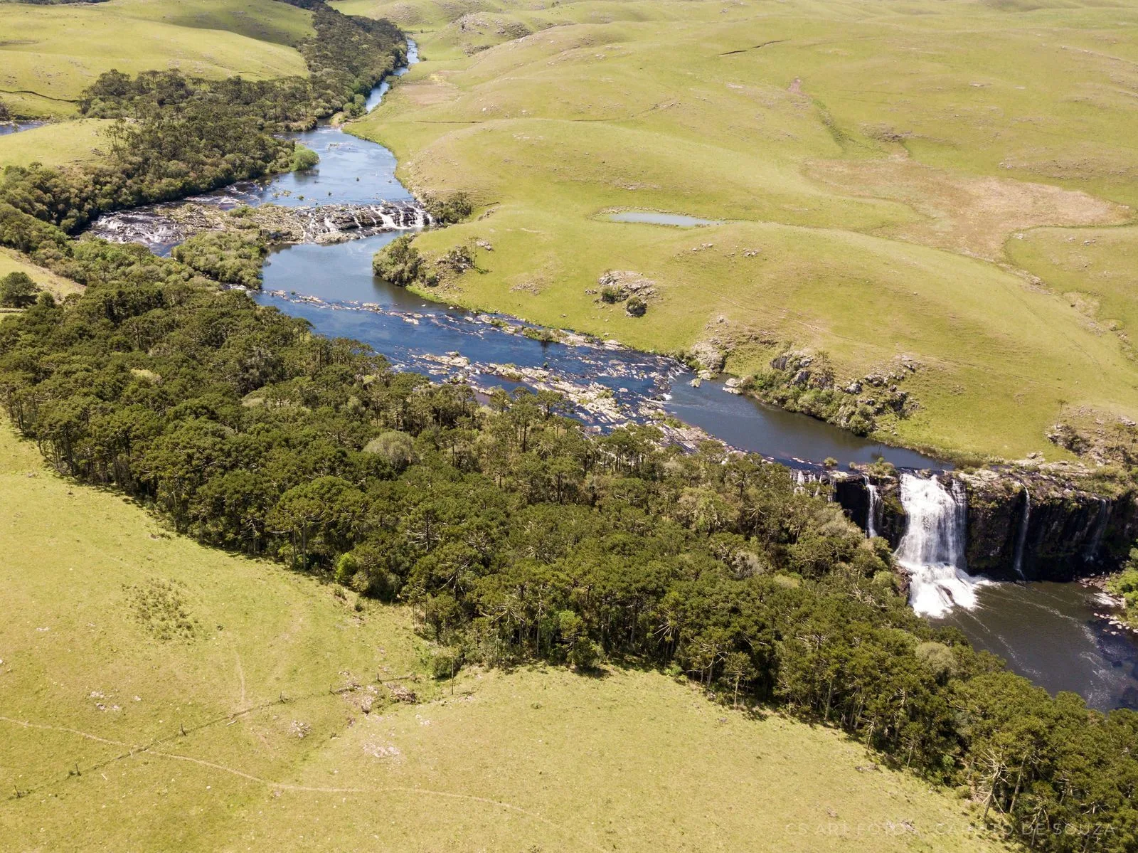 Rio cortando o campo