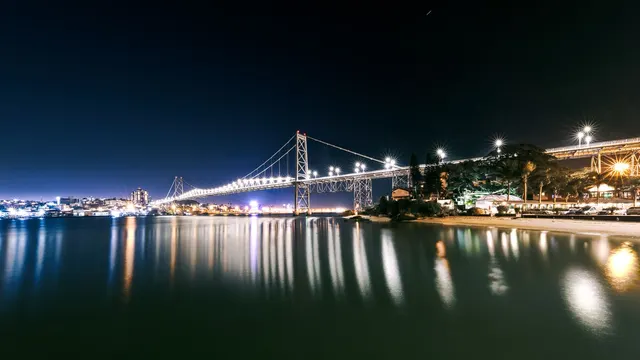 Reflexos verticais da ponte
