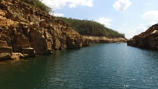 Corredor de pedra e água