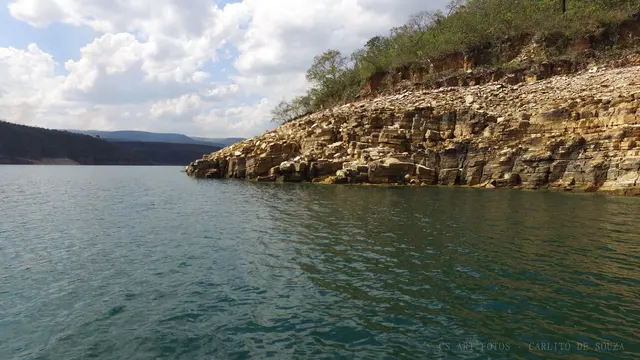 Ponta de arenito no lago