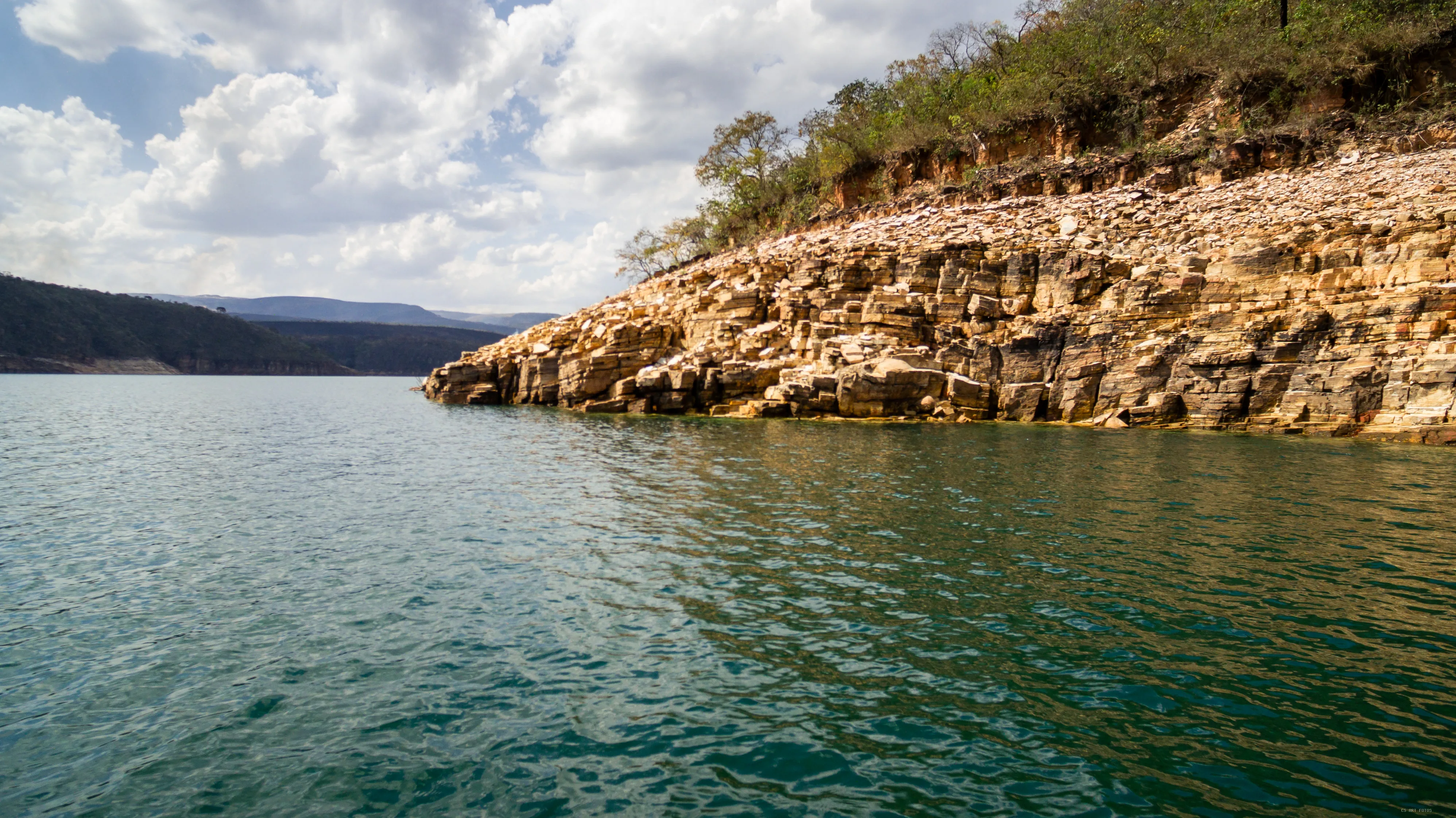Ponta de arenito no lago