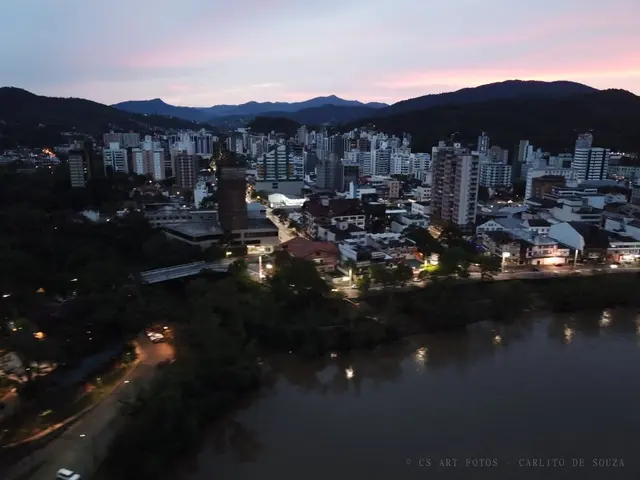 Cidade no lusco-fusco