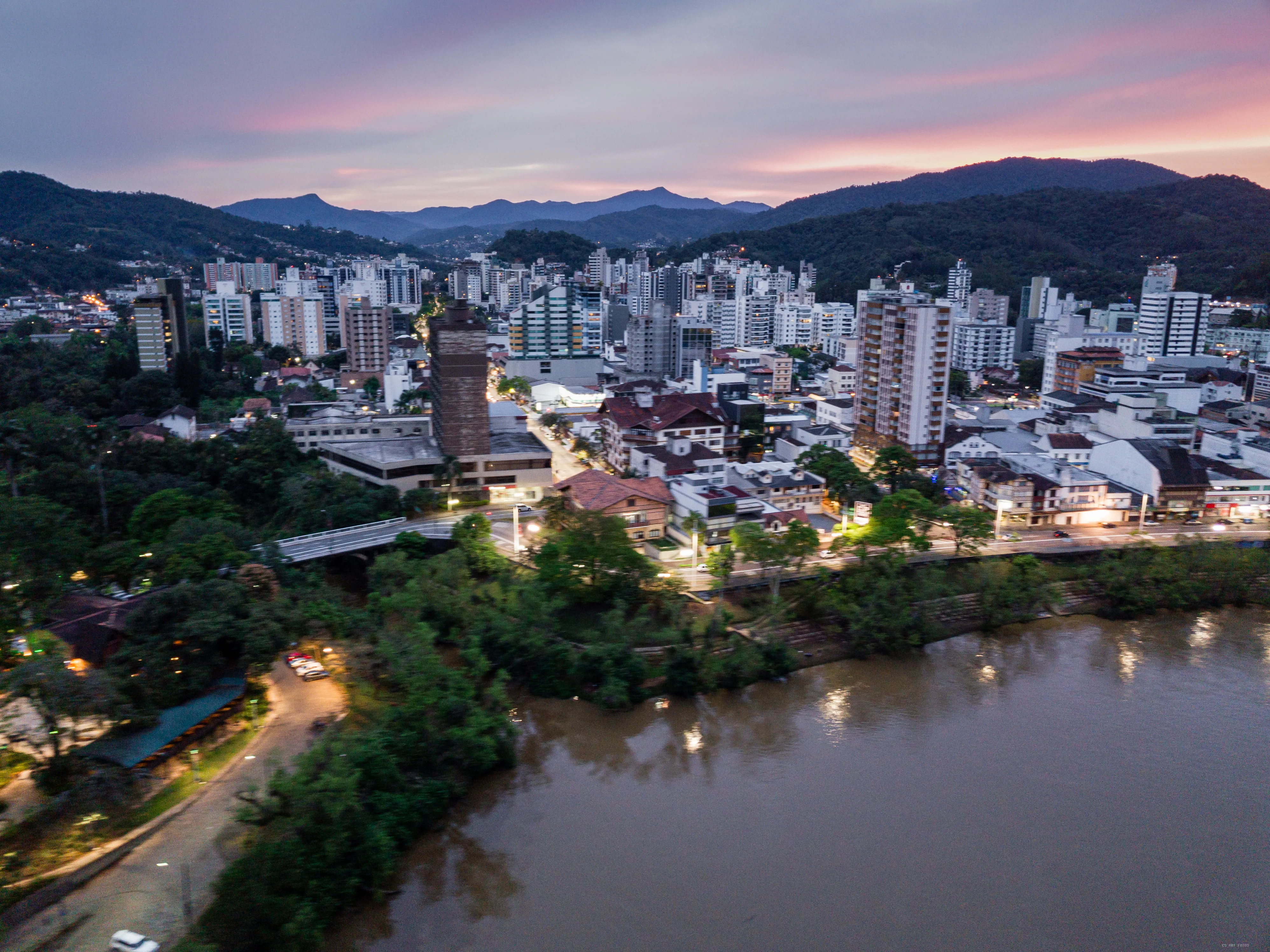 Cidade no lusco-fusco
