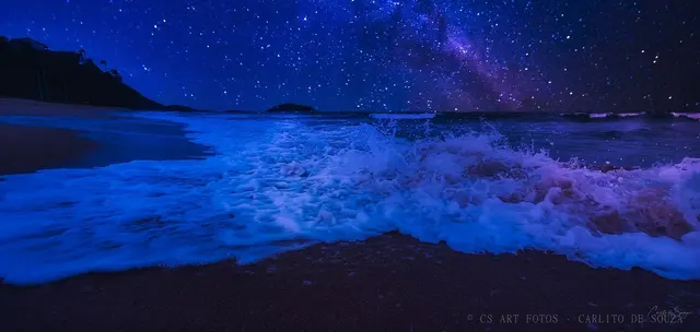 Mar azul sob estrelas